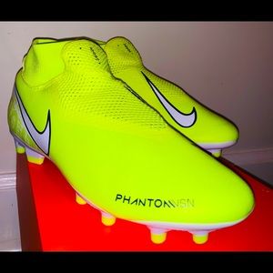 Unisex Nike Phantom Soccer Cleats